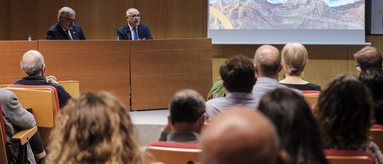 Lluis Serra Majem y Antonio Morales durante la presentación ayer de los avances de la ULPGC en patentes.