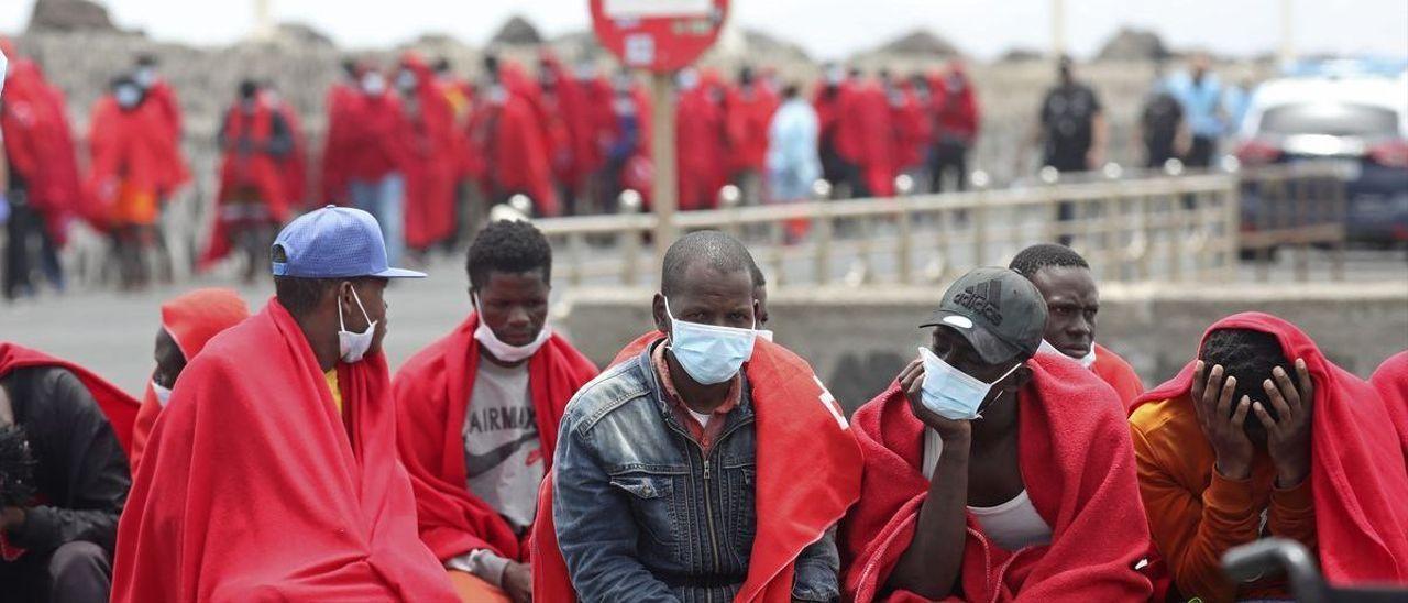 Migrantes rescatados por Salvamento Marítimo cerca de Lanzarote a bordo de una neumática rajada.