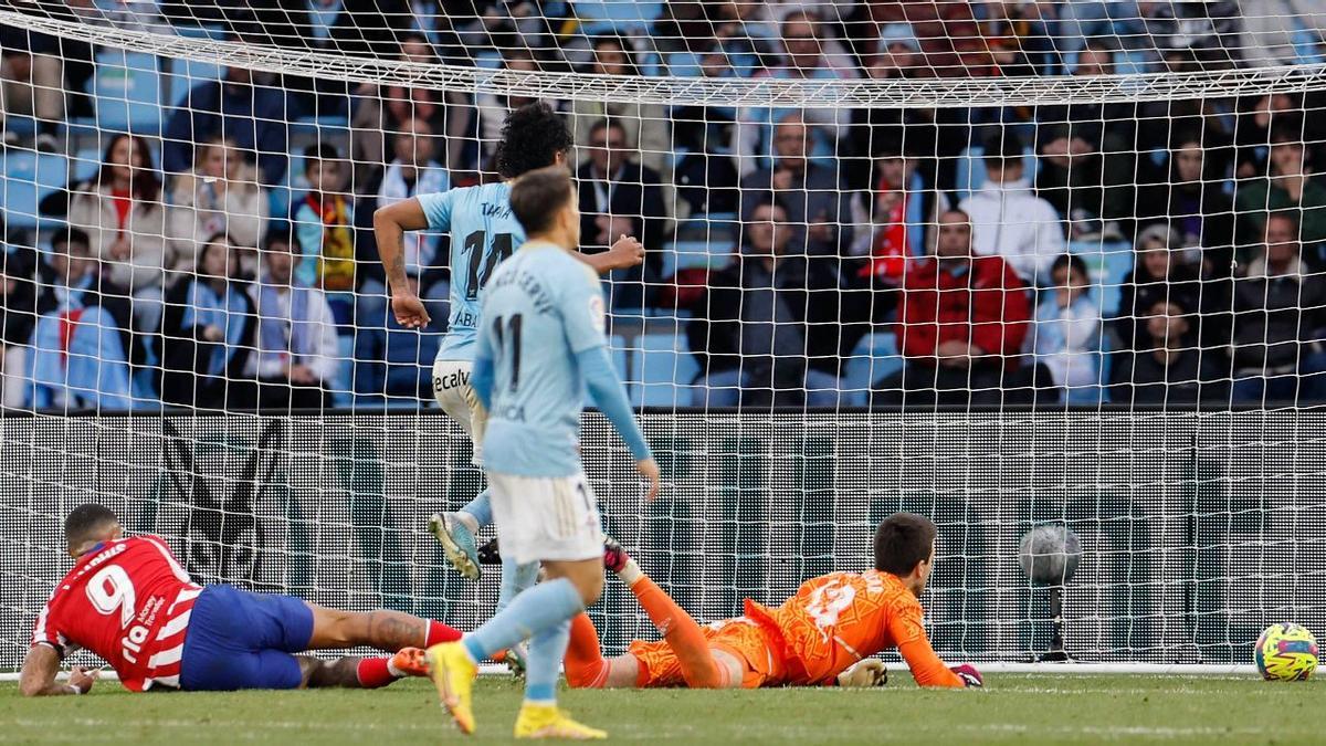 Momento en el que Memphis envía el balón para adentro en los compases finales del partido.