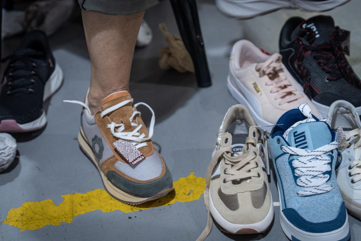 Ambiente en el outlet efímero de la cadena de zapaterías Casas, que ofrece descuentos en marcas como Converse, Aro o Camper, en Barcelona, el 22 de octubre de 2025.