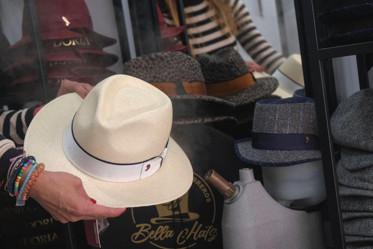 Bella Hats se encuentra en la calle Calderería 11, en Málaga