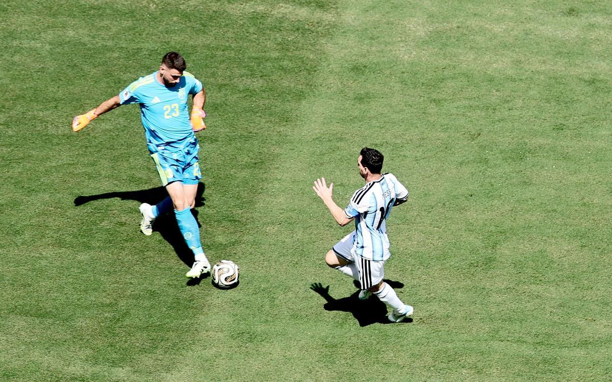 Unai Simón sale del área a sacar un pase al hueco argentino. Unai Simón sale del área a sacar un pase al hueco argentino.