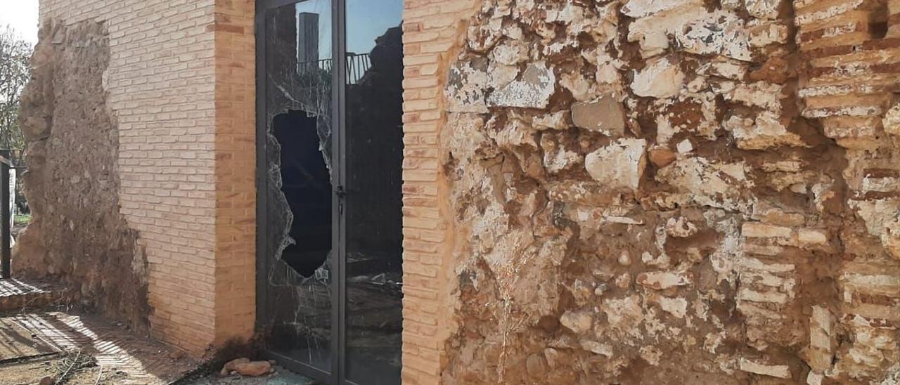 Los gamberros han roto esta vez el cristal de la puerta que accede al interior del Molí la Vila de Vila-real.