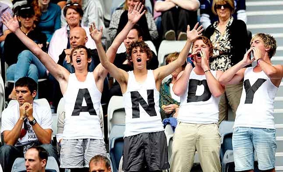 Seguidors del tennista britànic Andy Murray celebren un punt contra l’eslovac Karol Beck, durant un partit de l’Open de Tennis d’Austràlia que se celebra a Melbourne.