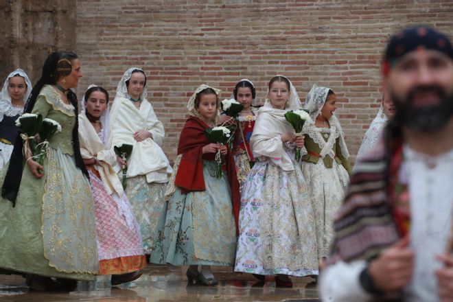 Búscate en el primer día de ofrenda por la calle de la Paz (entre las 15:30 a las 17:00 horas)