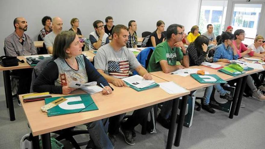 Els estudiants el primer dia de classe, ahir, a la Fundació Universitària del Bages