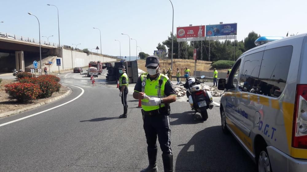 Un camión vuelca en una rotonda bajo la Vía de Cintura