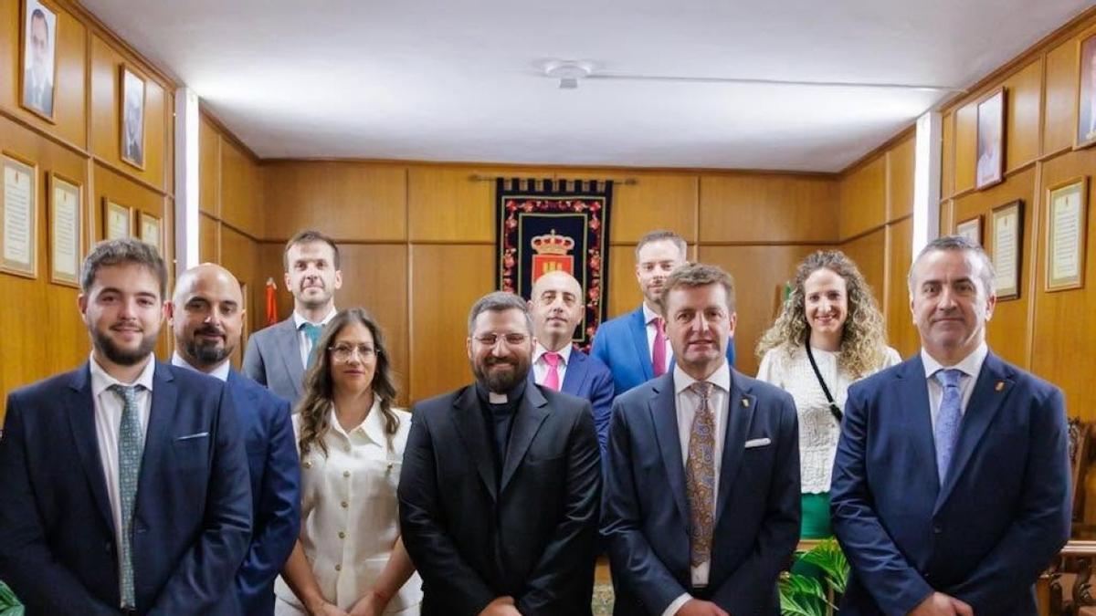 Los miembros de la Corporación municipal de Pedroche y el párroco, tras el acuerdo plenario en el que el Ayuntamiento ha asumido la Mayordomía.