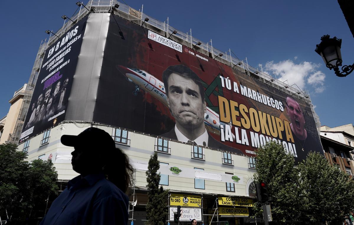 Lona contra Pedro Sánchez: &quot;Tú a Marruecos, Desokupa a la Moncloa”.