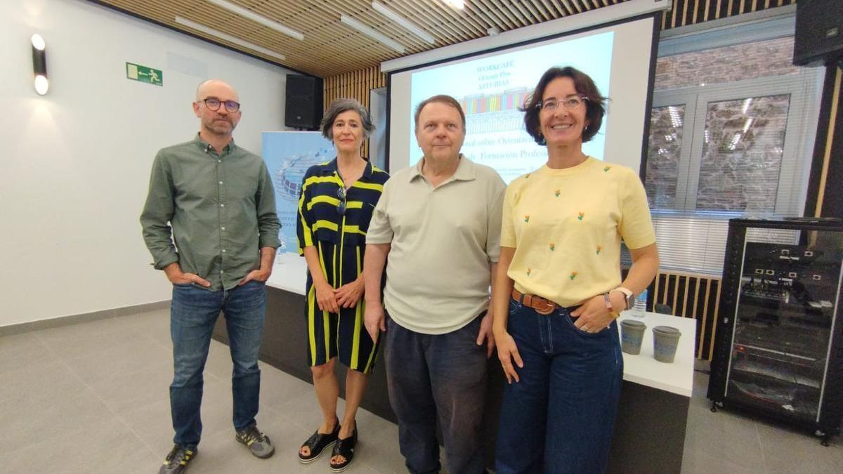 Por la izquierda, Iván Diego, Leticia Tomás, Alberto Herranz y Raquel Martínez, este lunes, en La Felguera.