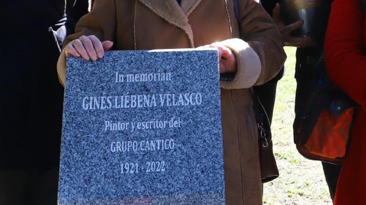 Lápida con los dos errores ortográficos: 'Ginés Liébena' e 'In memorian'.