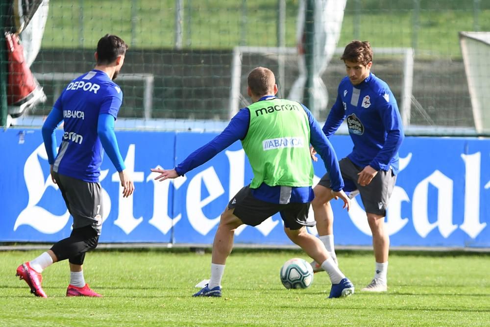 El Deportivo regresa a los entrenamientos tras el descanso con una sesión de larga duración sobre el cesped.