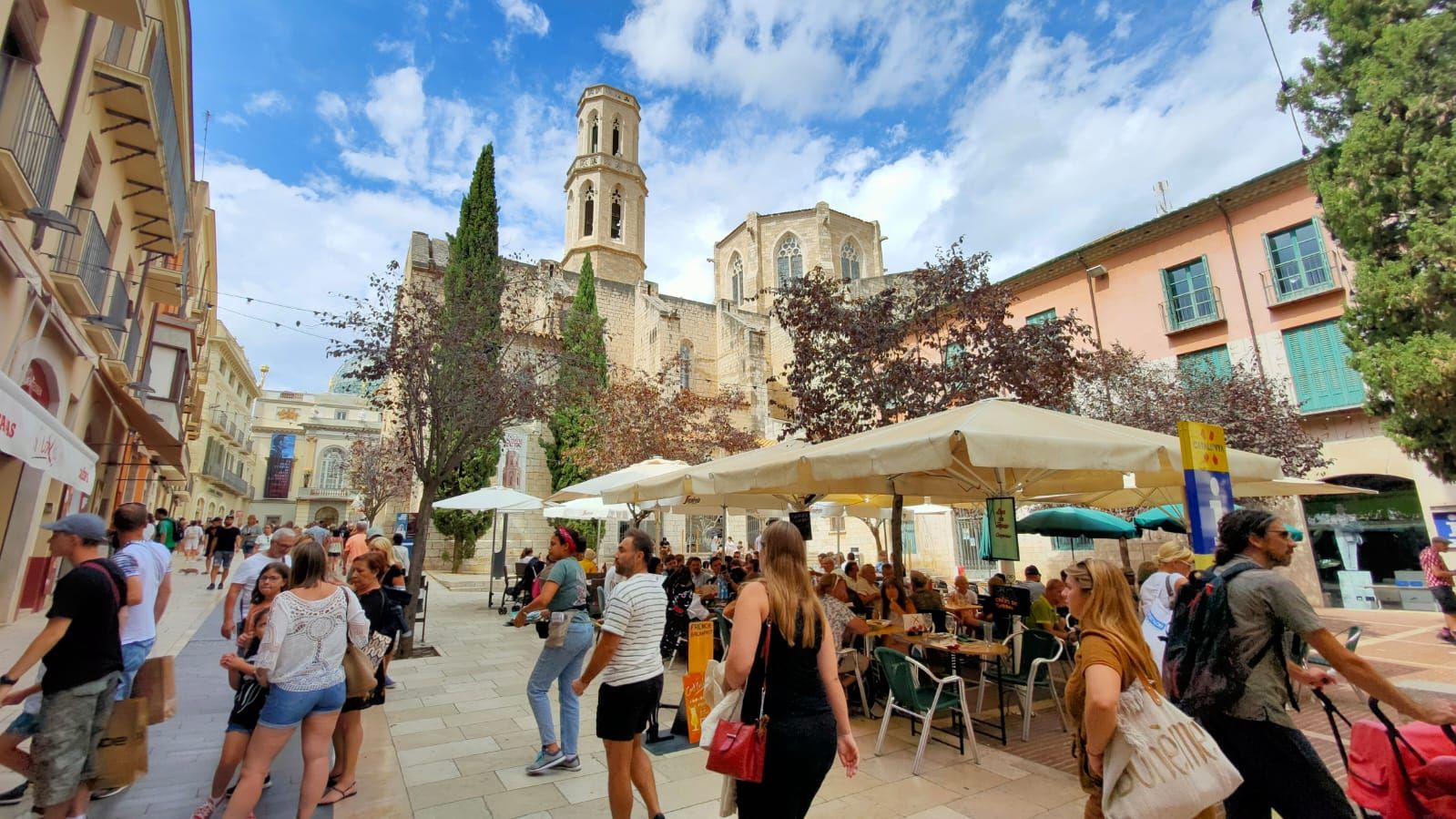 Gran afluència de visitants a la ciutat de Figueres