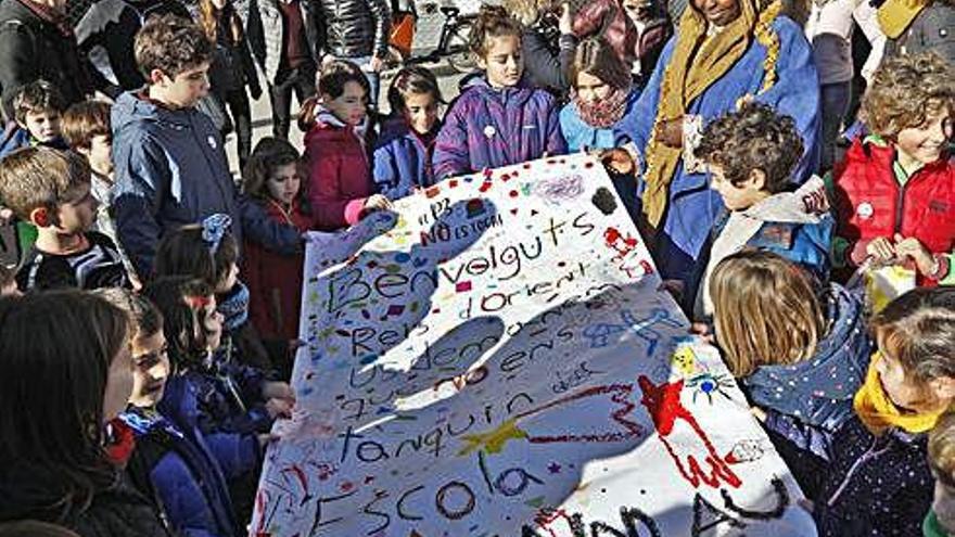 Els nens de l&#039;escola Balandrau entreguen la carta al patge.