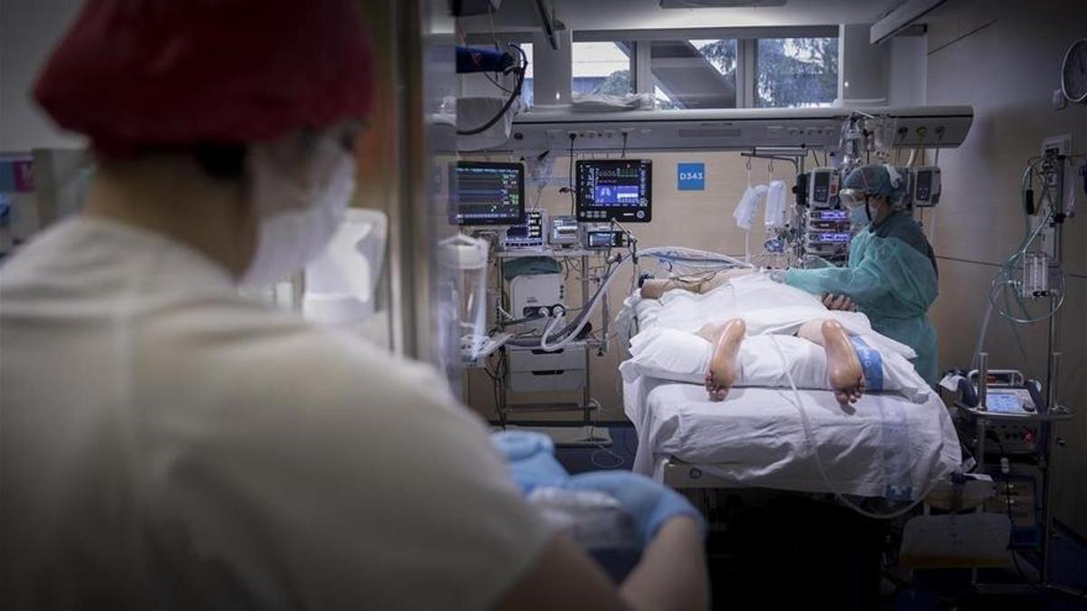 Una sanitaria atiende a un paciente, en una imagen de archivo.