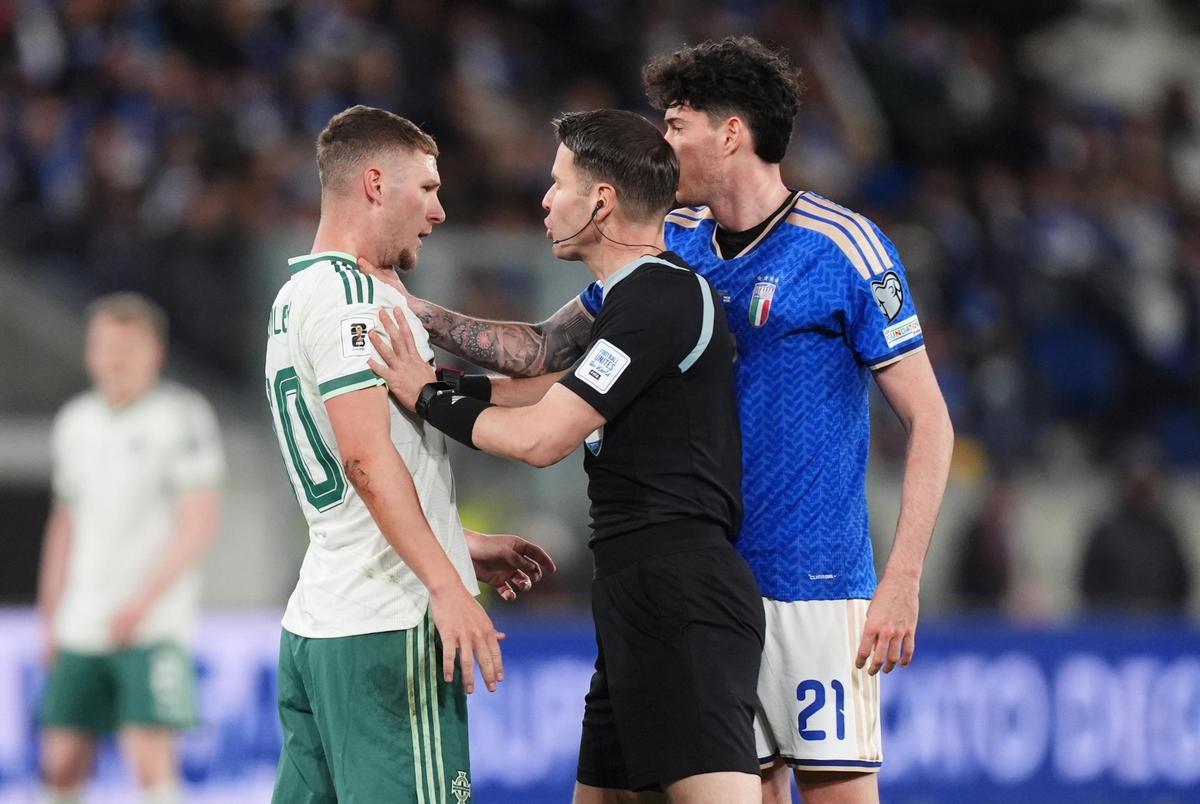 Bastoni se encaró con un rival durante la semifinal d ela repesca