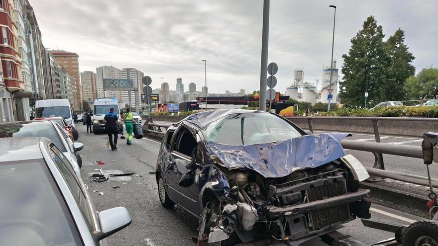 Un vehículo queda destrozado tras volcar en la avenida del Ejército en A Coruña y chocar contra otros coches