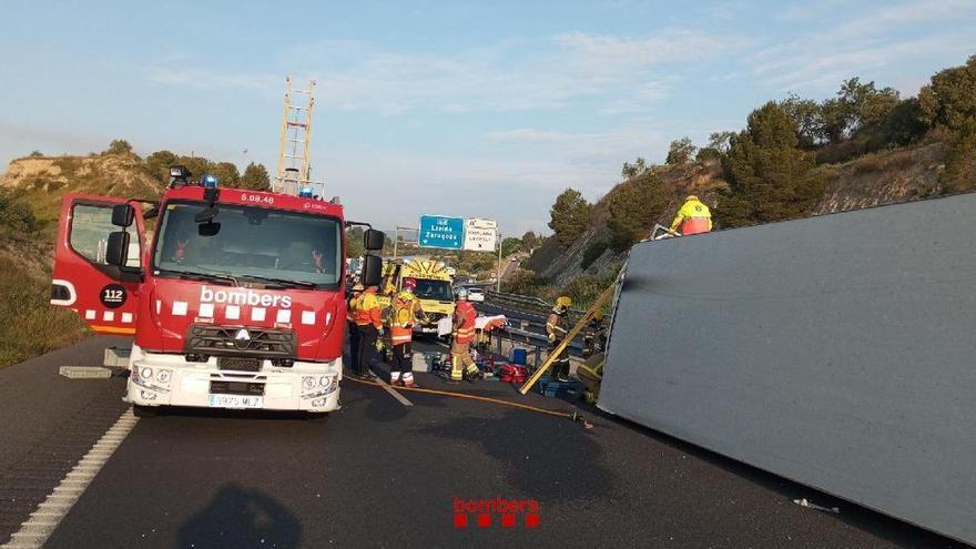 Tallada l'A-2 a Òdena per un camió bolcat
