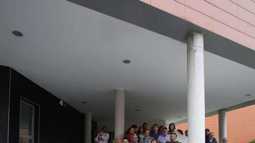 Sandra Gil y María Begoña Fernández, con una pancarta durante una concentración en el centro Ría de Avilés, en La Magdalena.