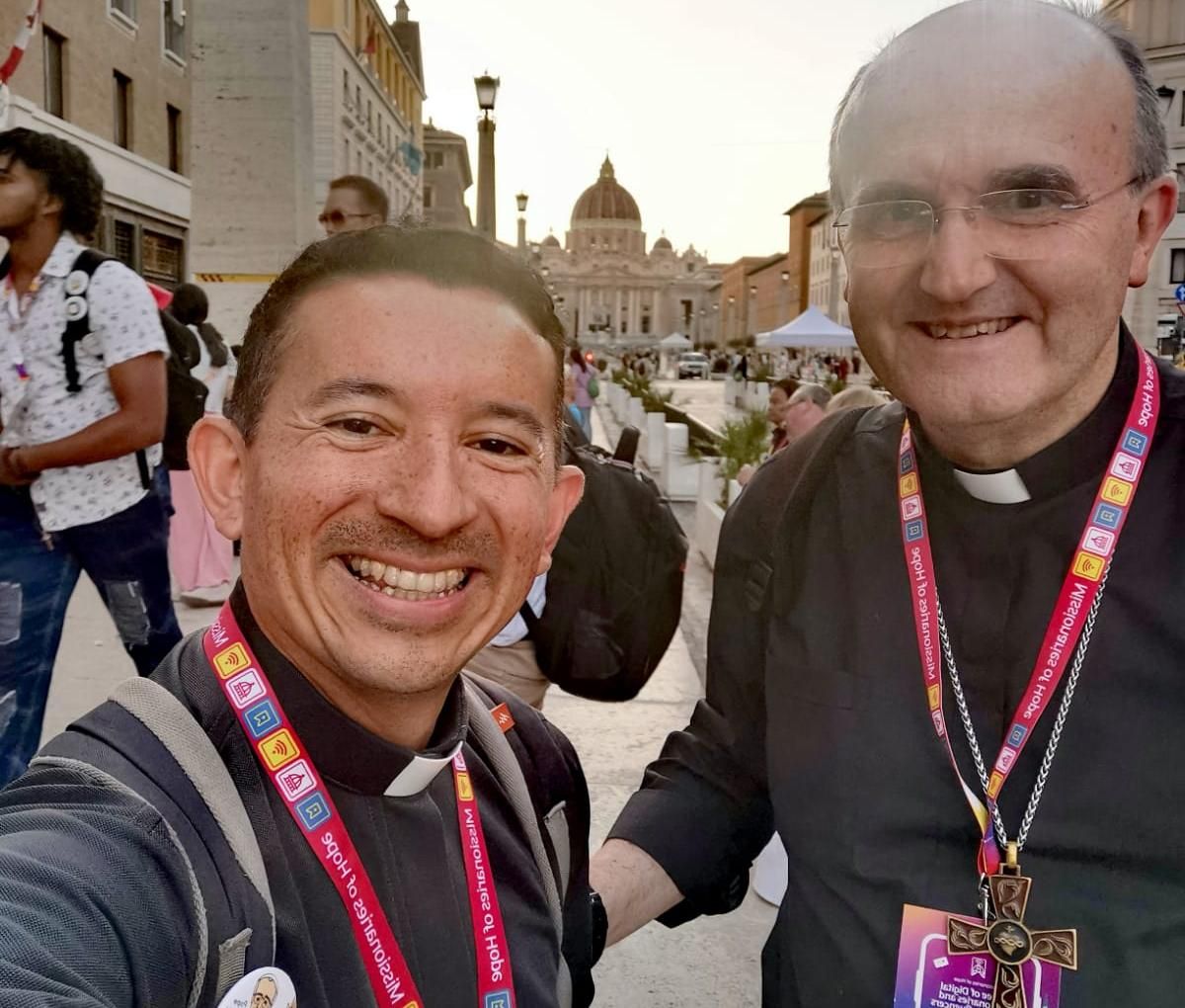 A la izquierda de la imagen, el padre Iván Duque en El Vaticano.