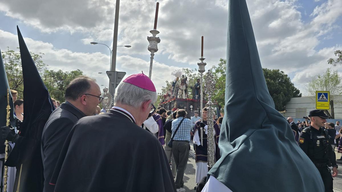El arzobispo José Ángel Saiz Meneses está presente en el cortejo de la recién constituida hermandad de penitencia de Bendición y Esperanza.