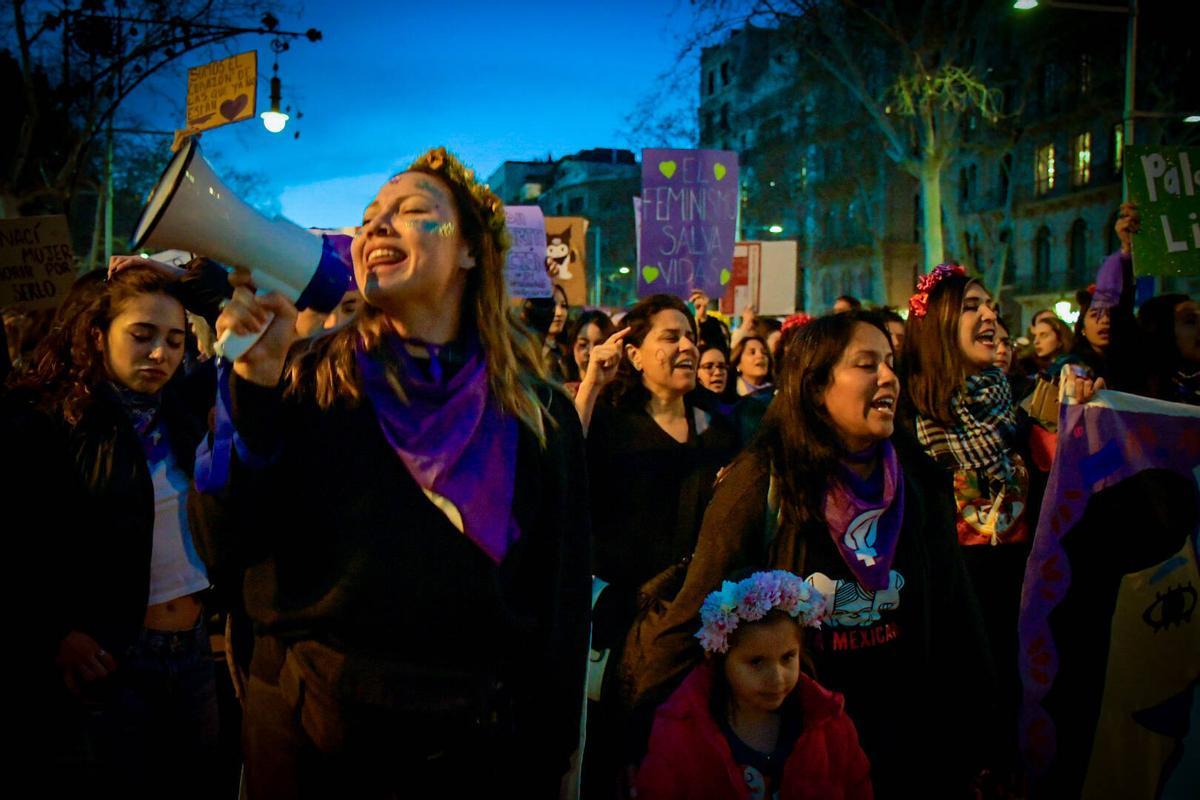 Miles de mujeres se manifiestan en Barcelona por el 8M