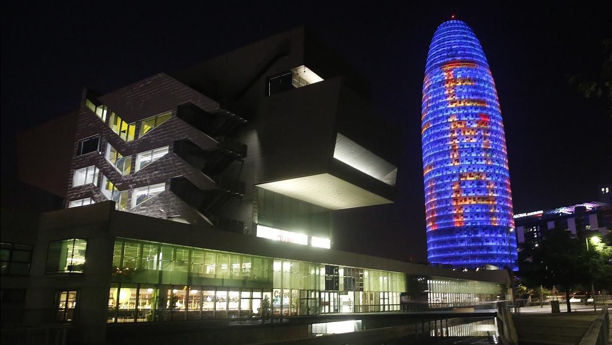 Aquest diumenge la torre de Glòries va aparèixer il·luminada en favor de l’Agència Europea del Medicament.