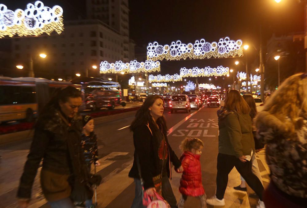 Un espectáculo de luz y sonido, actuaciones infantiles y un concierto de Siempre Así han dado la bienvenida a las fiestas en un Centro de Málaga que estrenaba luces en algunas calles.