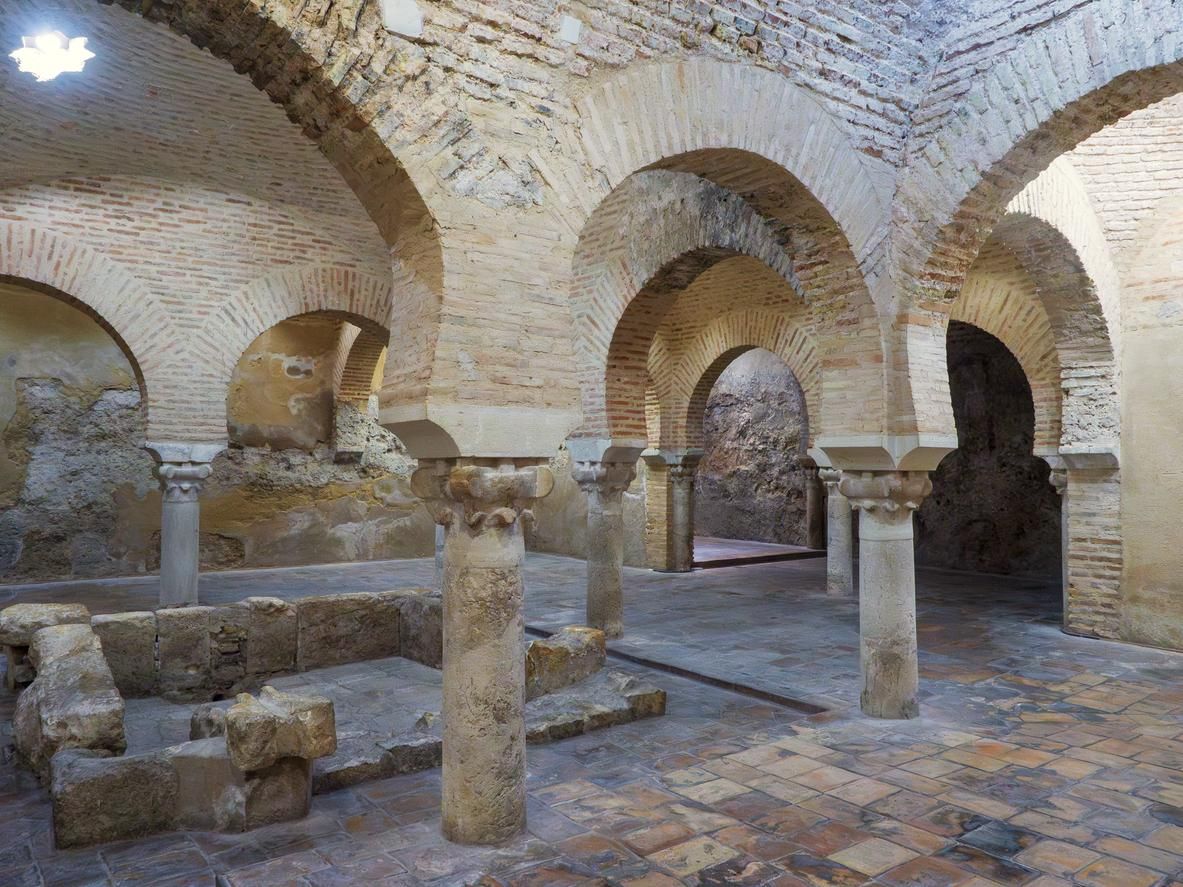 Si viajas a Jaén, resulta imprescindible visitar sus baños árabes.