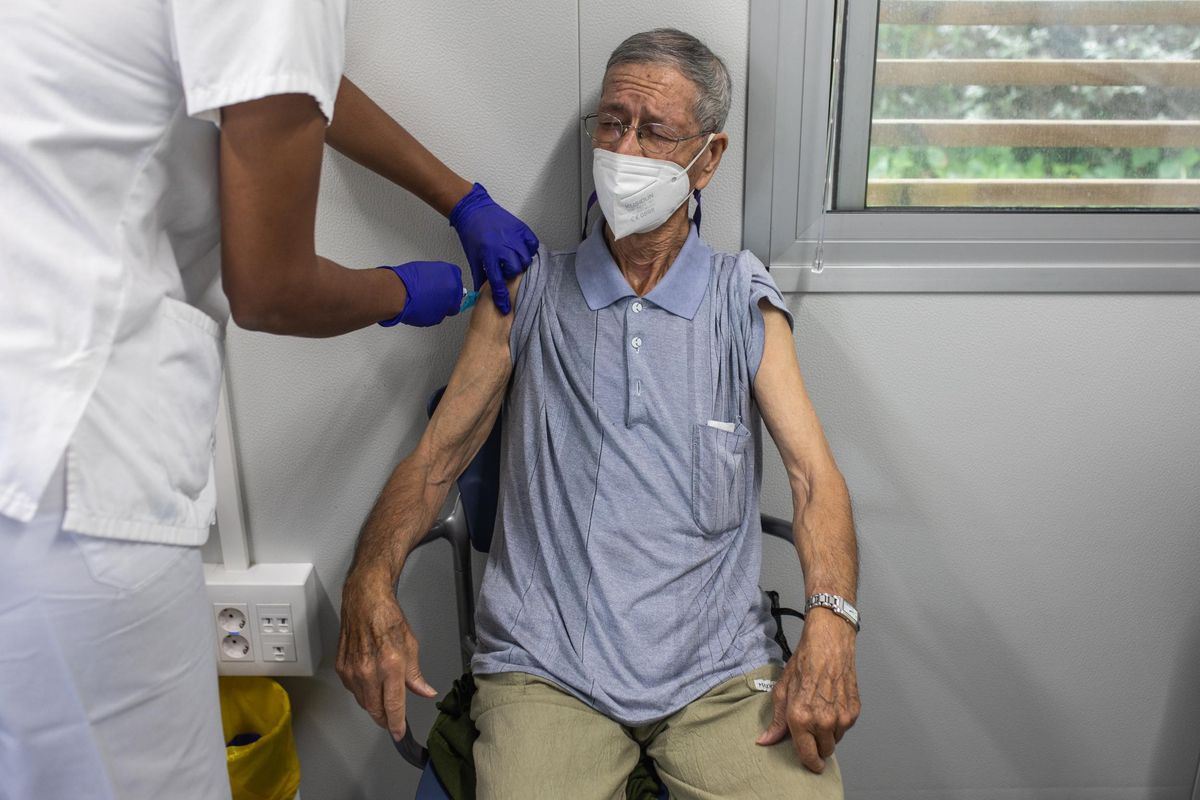 Los mayores de 60 años empiezan a vacunarse de la cuarta dosis del covid y de la gripe, este lunes en el CAP Sant Rafael de Barcelona.