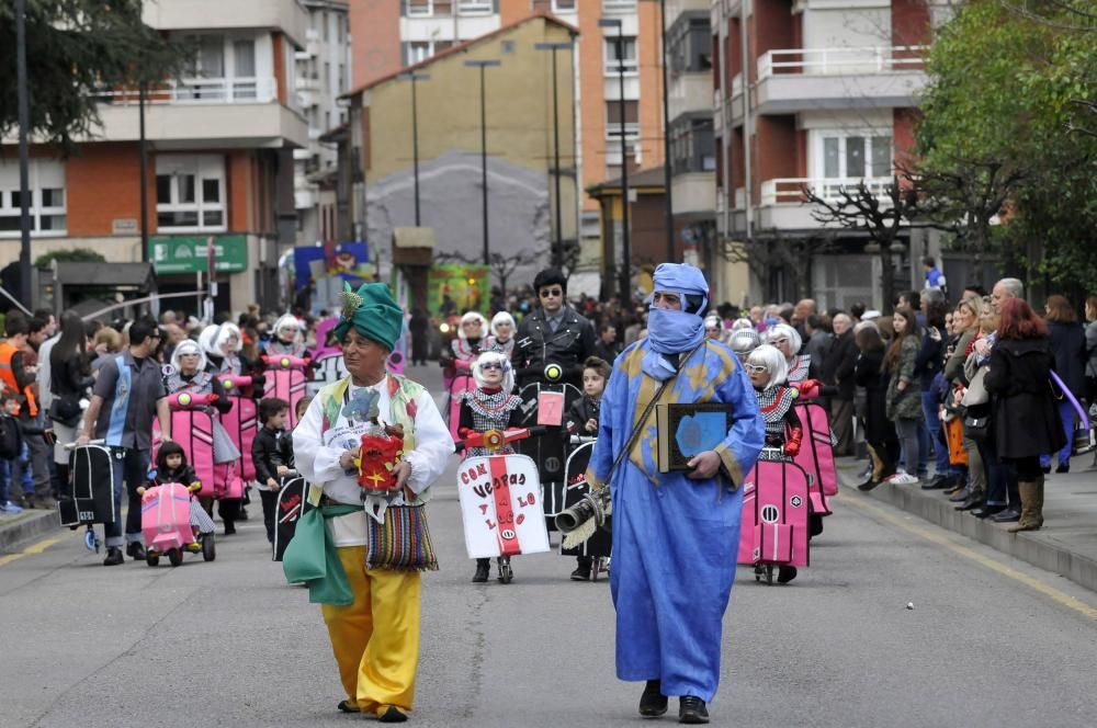 Participantes en el desfile del Antroxu en Pola de Lena.