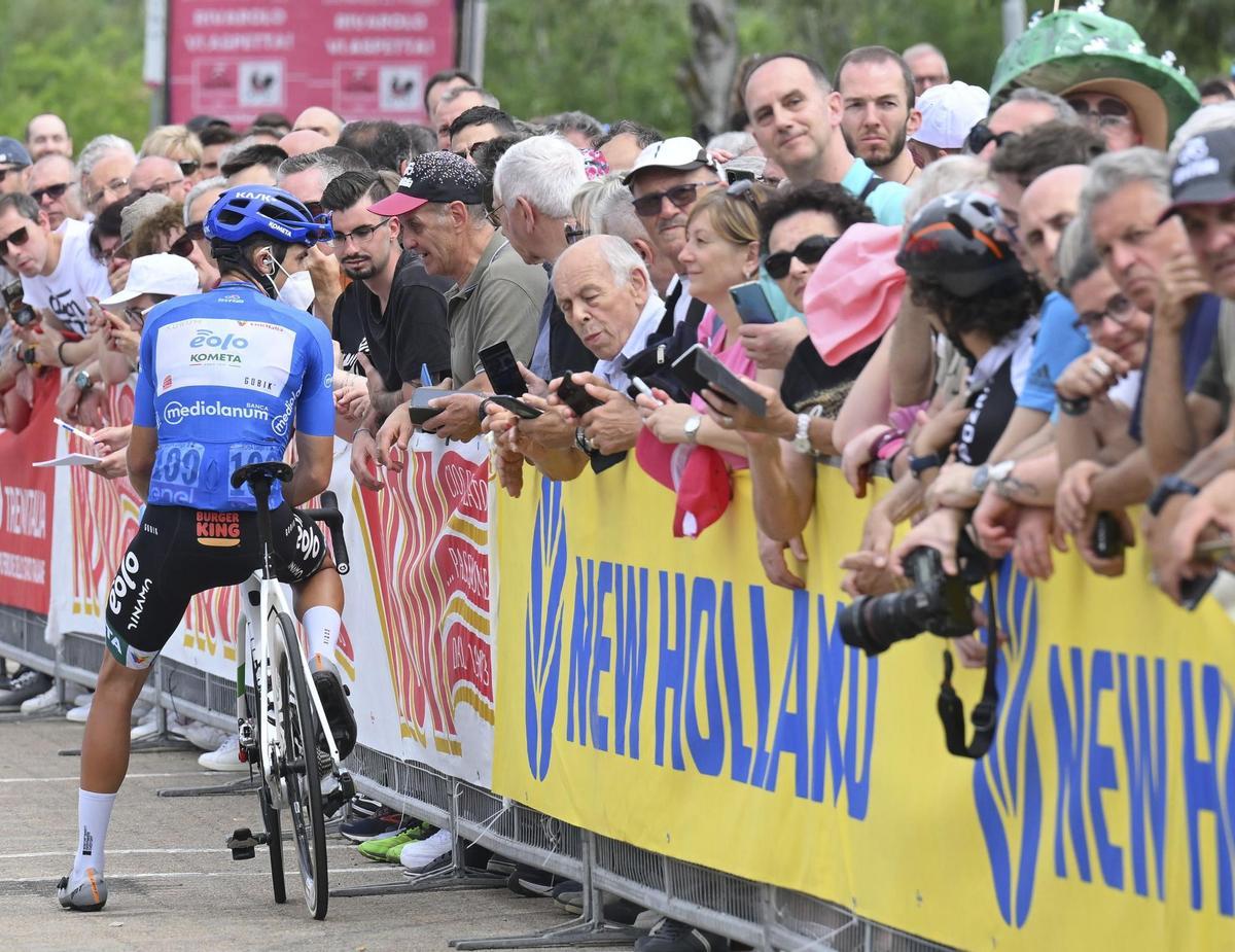 Rivarolo Canavese (Italy), 22/05/2022.- Italian rider Diego Rosa of Eolo-Kometa Cycling team talks to spectators at the start of fifteenth stage of 105th Giro d’Italia cycling race, over 177 km from Rivarolo Canavese to Cogne, Italy, 22 May 2022. (Ciclismo, Italia) EFE/EPA/MAURIZIO BRAMBATTI