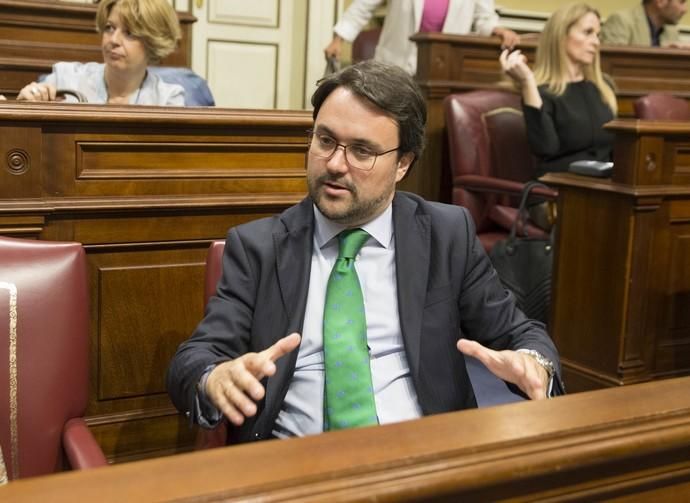 Delia Padrón Pleno del Parlamento de Canarias , Santa Cruz de Tenerife , presidente Fernando Clavijo CC