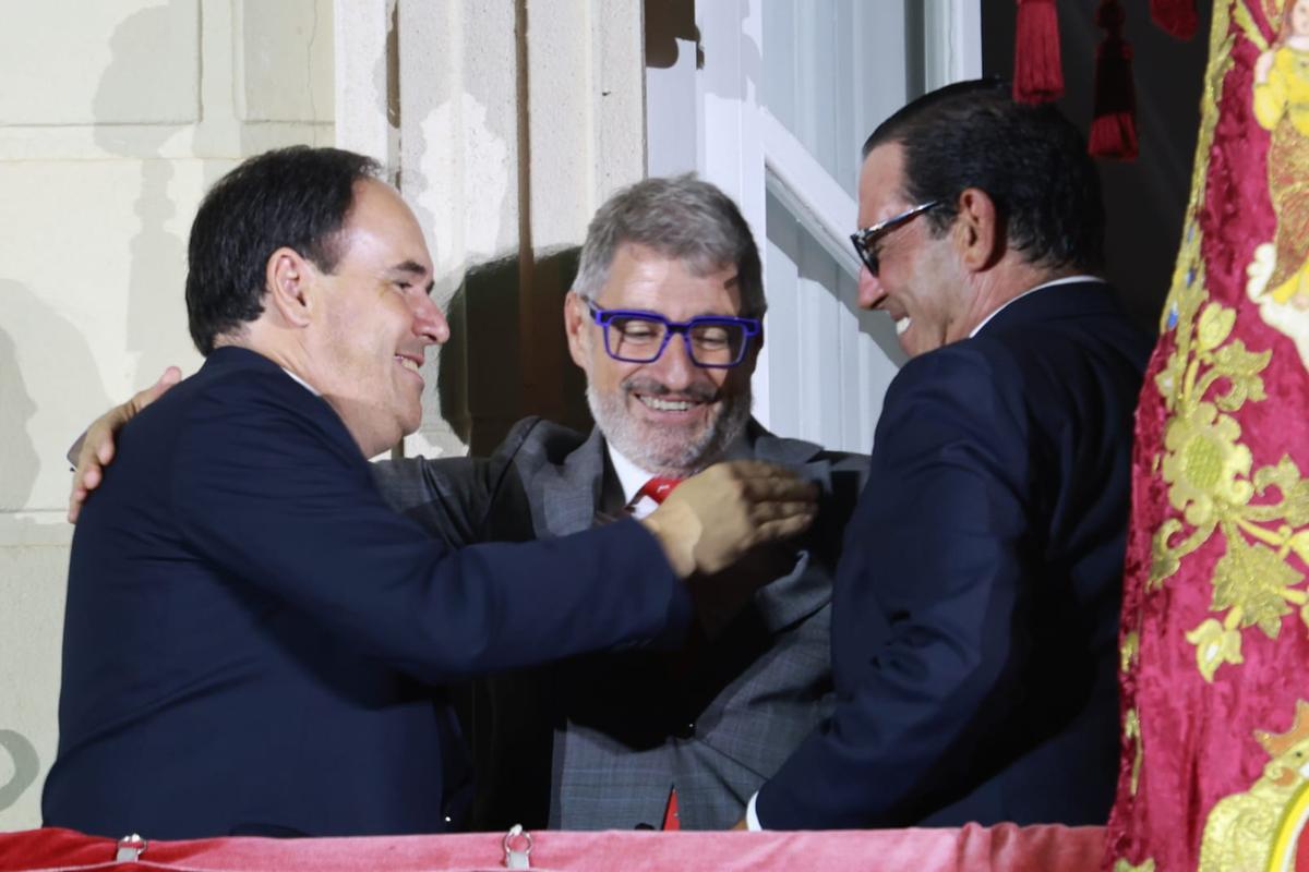Pérez Llorca, Vegara y Martínez Tomé en el balcón del Palacio Marqués de Arneva