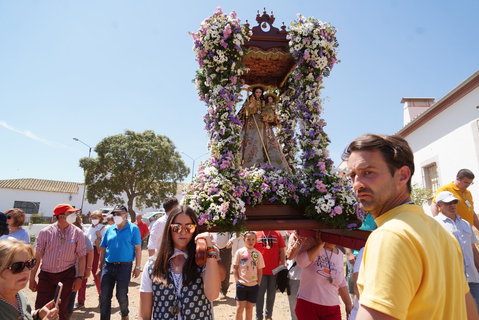 La Virgen de la Antigua regresa a Hinojosa del Duque rodeada de romeros