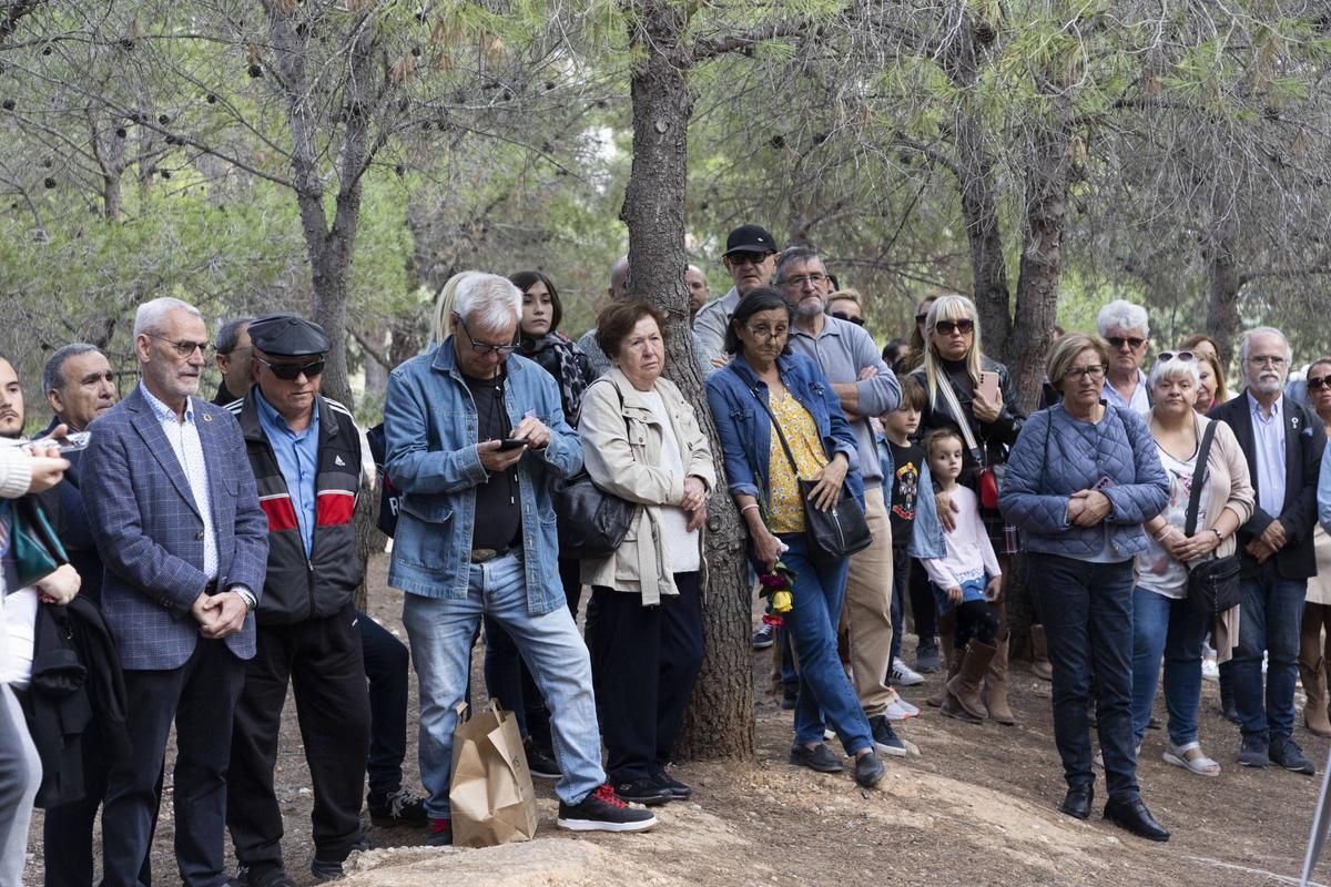 El PSPV de València conmemora el día de Todos los Santos en el Paredón de Paterna