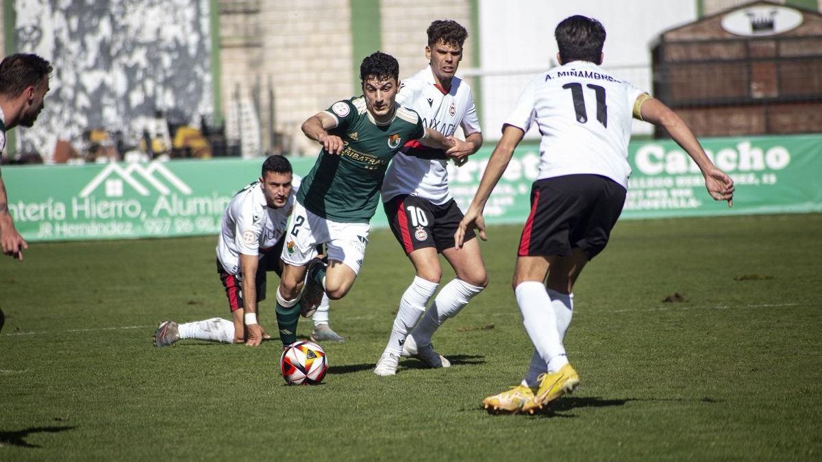 Emi pugna con un rival en su anterior etapa en el Cacereño.