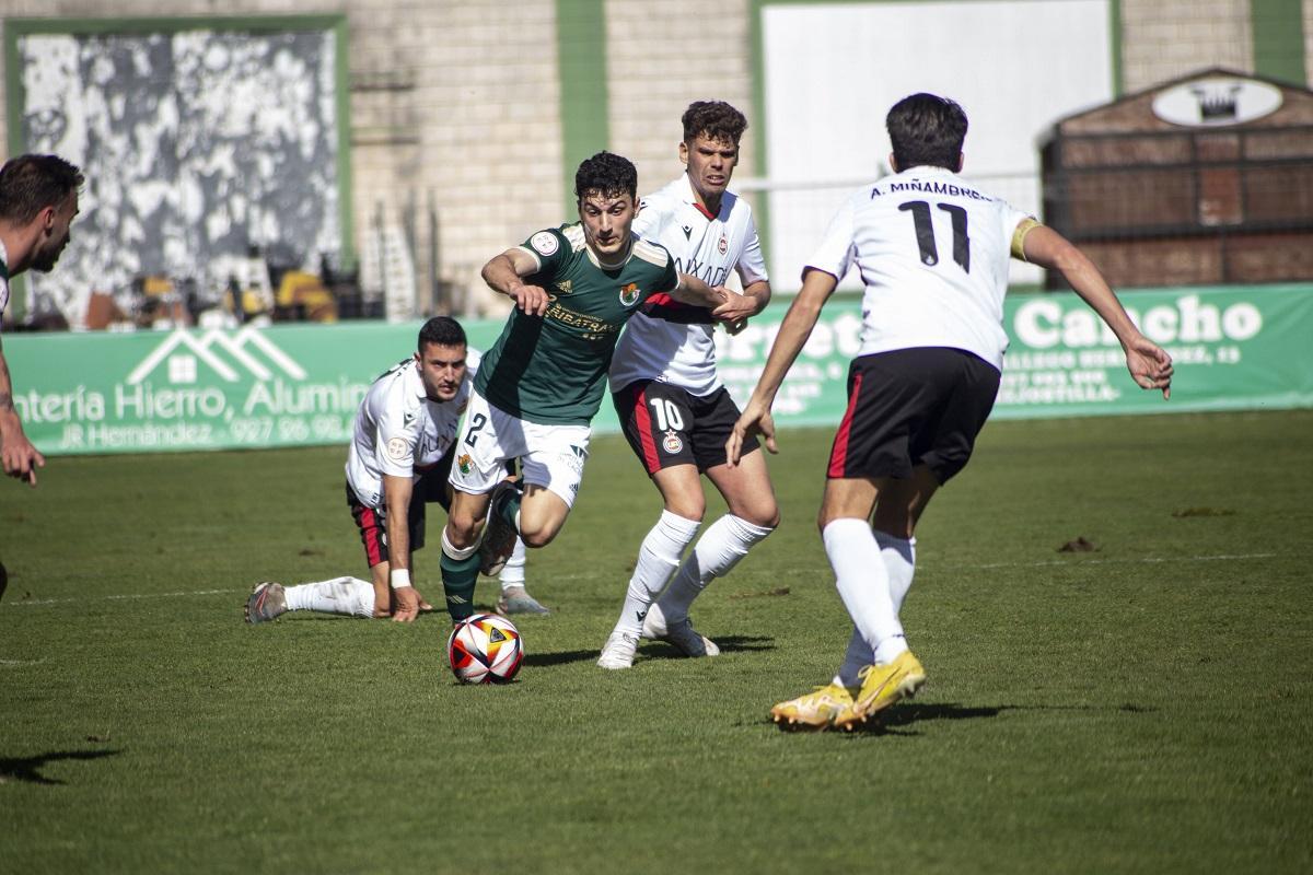 Emi pugna con un rival en su anterior etapa en el Cacereño.