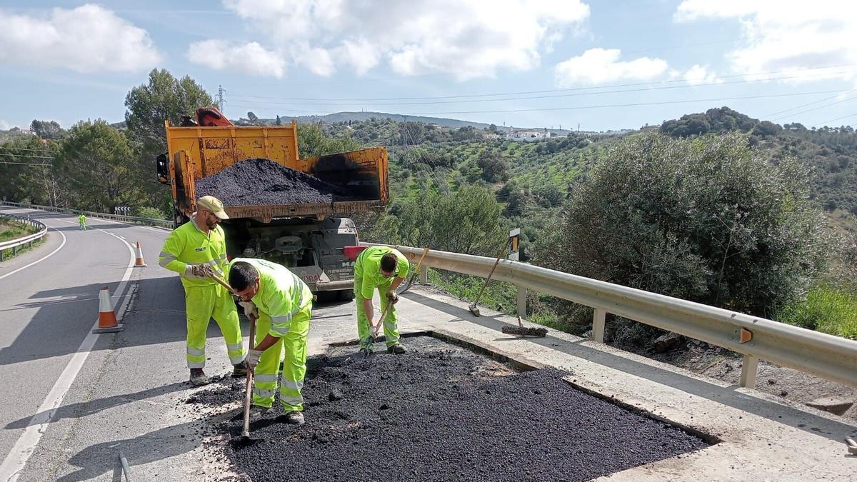 Los trasbajadores de Fomento realizan las labores de conservación de las carreteras andaluzas.