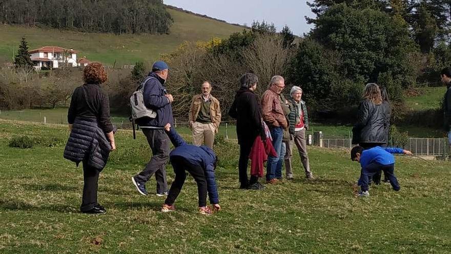 Algunos de los miembros de &quot;Axuntase&quot;, en el terreno de Caraviés en el que se levantará el complejo de &quot;cohousing&quot;.