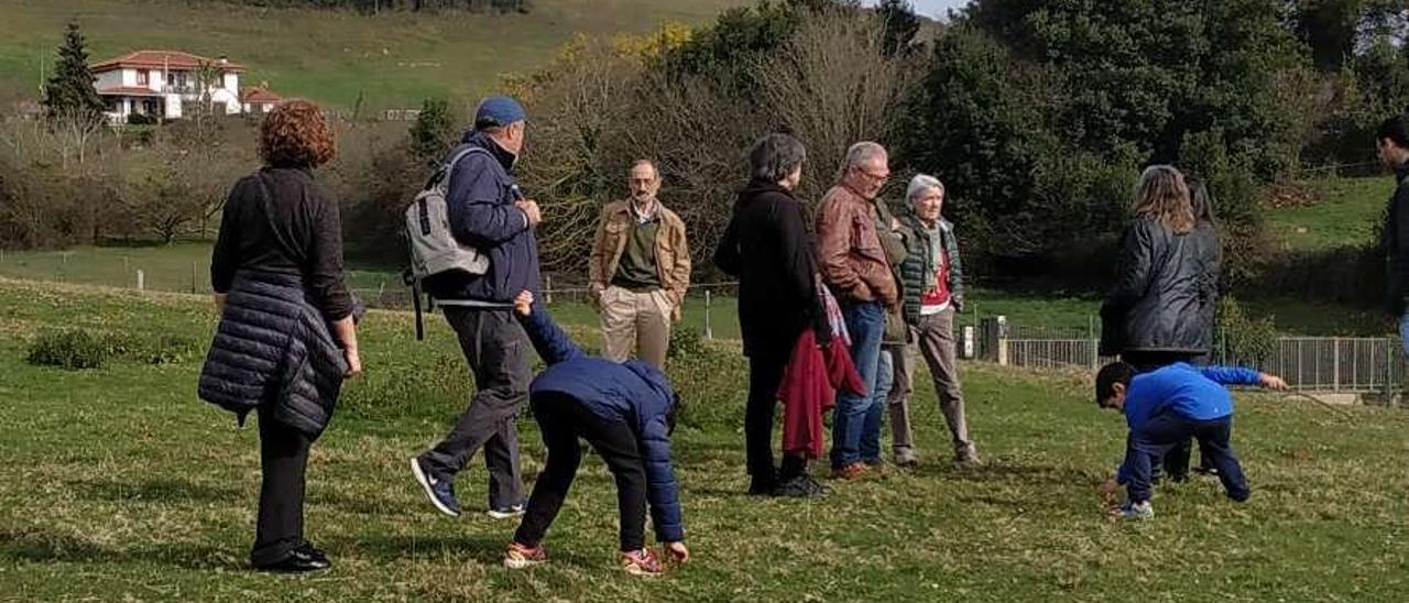 Algunos de los miembros de &quot;Axuntase&quot;, en el terreno de Caraviés en el que se levantará el complejo de &quot;cohousing&quot;.