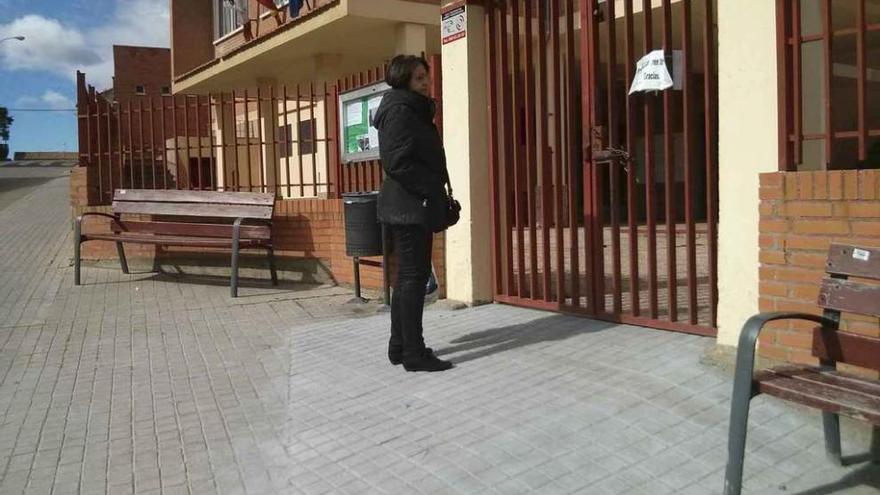 Una mujer sobre la nueva rampa del colegio San Isidro.