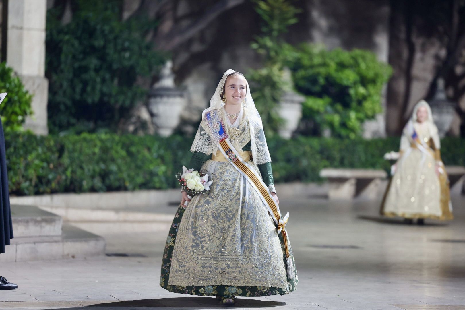 Ofrenda Fallas 2023 | Así ha sido la llegada de Paula Nieto a la plaza de la Virgen