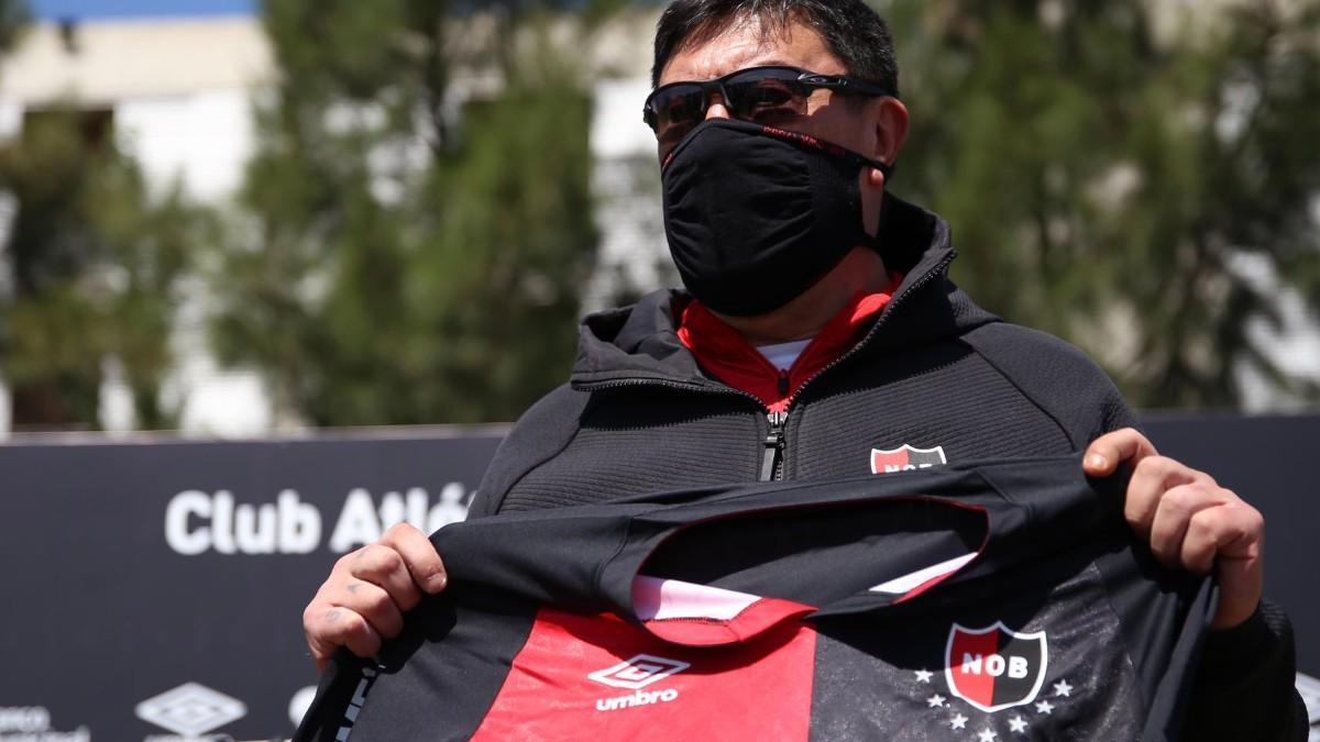 El Mono posa con la camiseta de Newell's