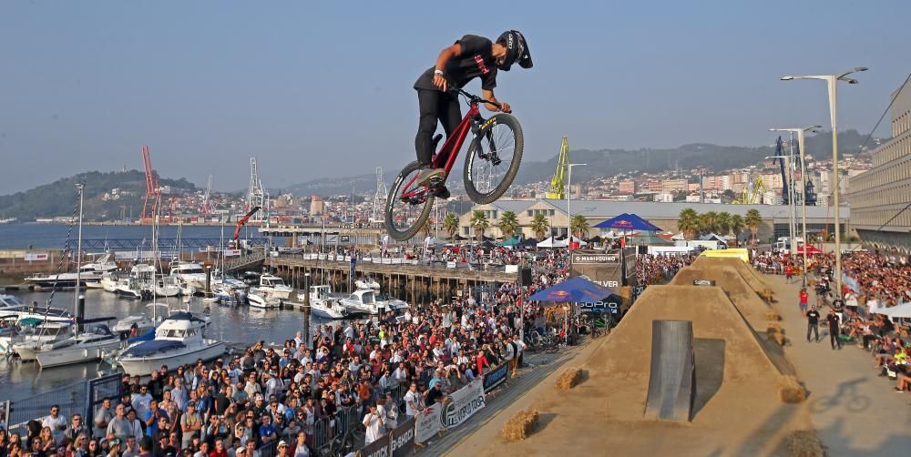 El festival de deportes urbanos atrajo ayer a As Avenidas a miles de personas para presenciar las espectaculares actuaciones de los participantes en pruebas de skate, bicicleta y motocross