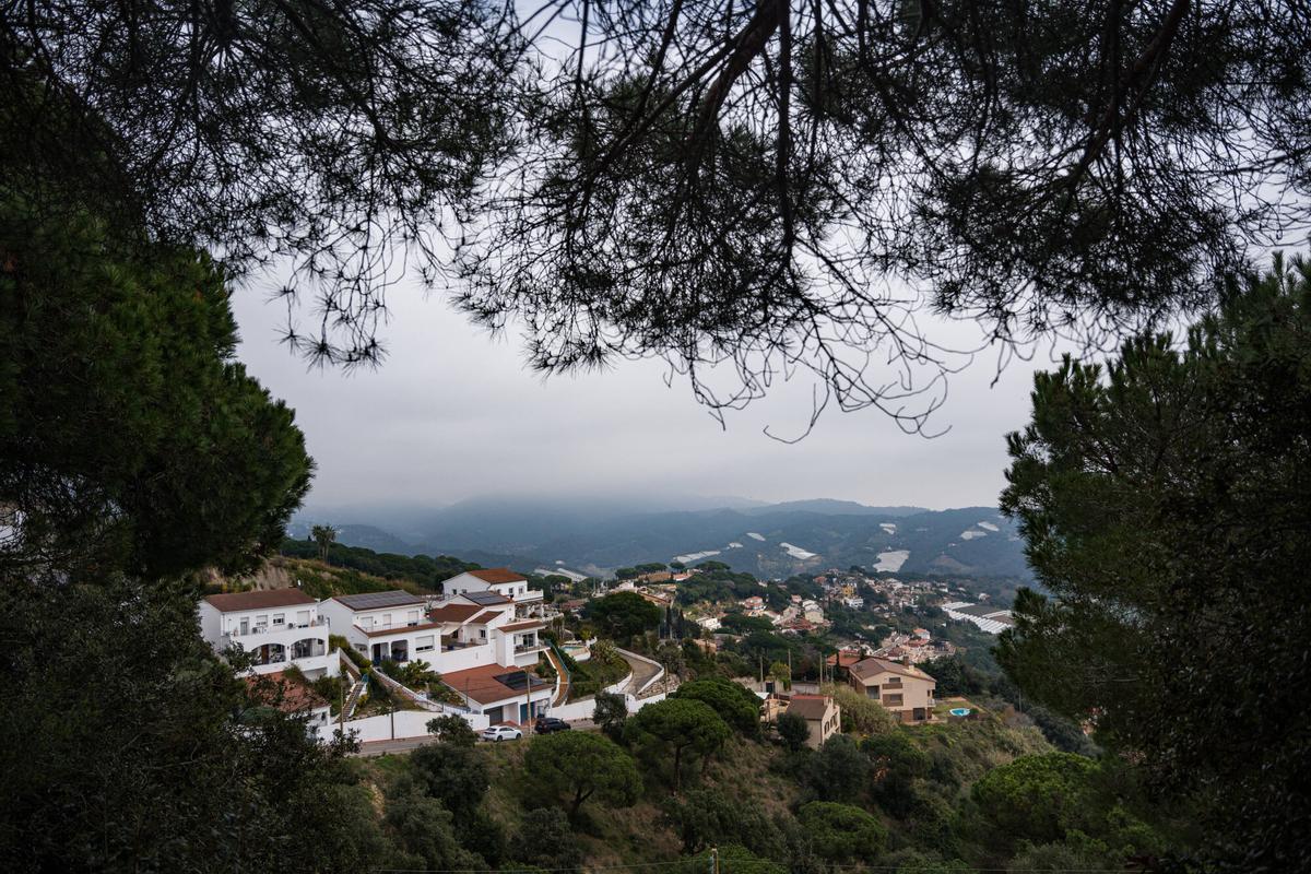 Urbanización Vistamar, en Sant Cebrià de Vallalta, con deficiencias urbanísticas: terrenos sin asfaltar o mal asfaltados, problemas de alumbrado público, desprendimientos y falta de una red de alcantarillado.