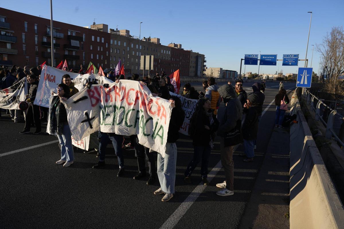 Docentes en huelga cortan la C-31 en la frontera entre Badalona y Sant Adrià, y la Gran Via y la Ronda de Dalt en Barcelona