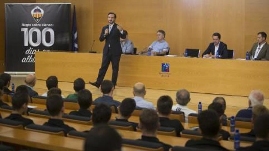 Vicente Montesinos, ayer junto al resto de miembros de su grupo.