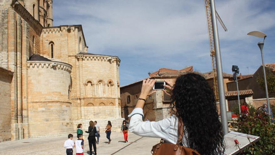 Una turista fotografía con su teléfono móvil la Colegiata de Toro. |