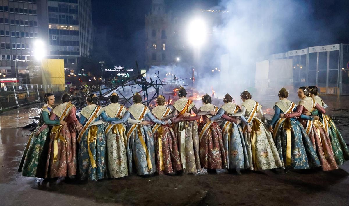 Carmen y la corte, ante los restos de su falla